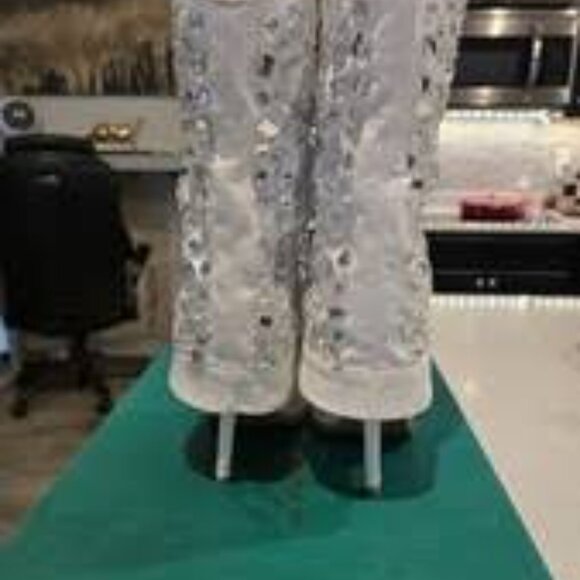 NIB- LAUREN LORRAINE WHITE EMBELLISHED COWBOY BOOTS - Picture 2 of 6
